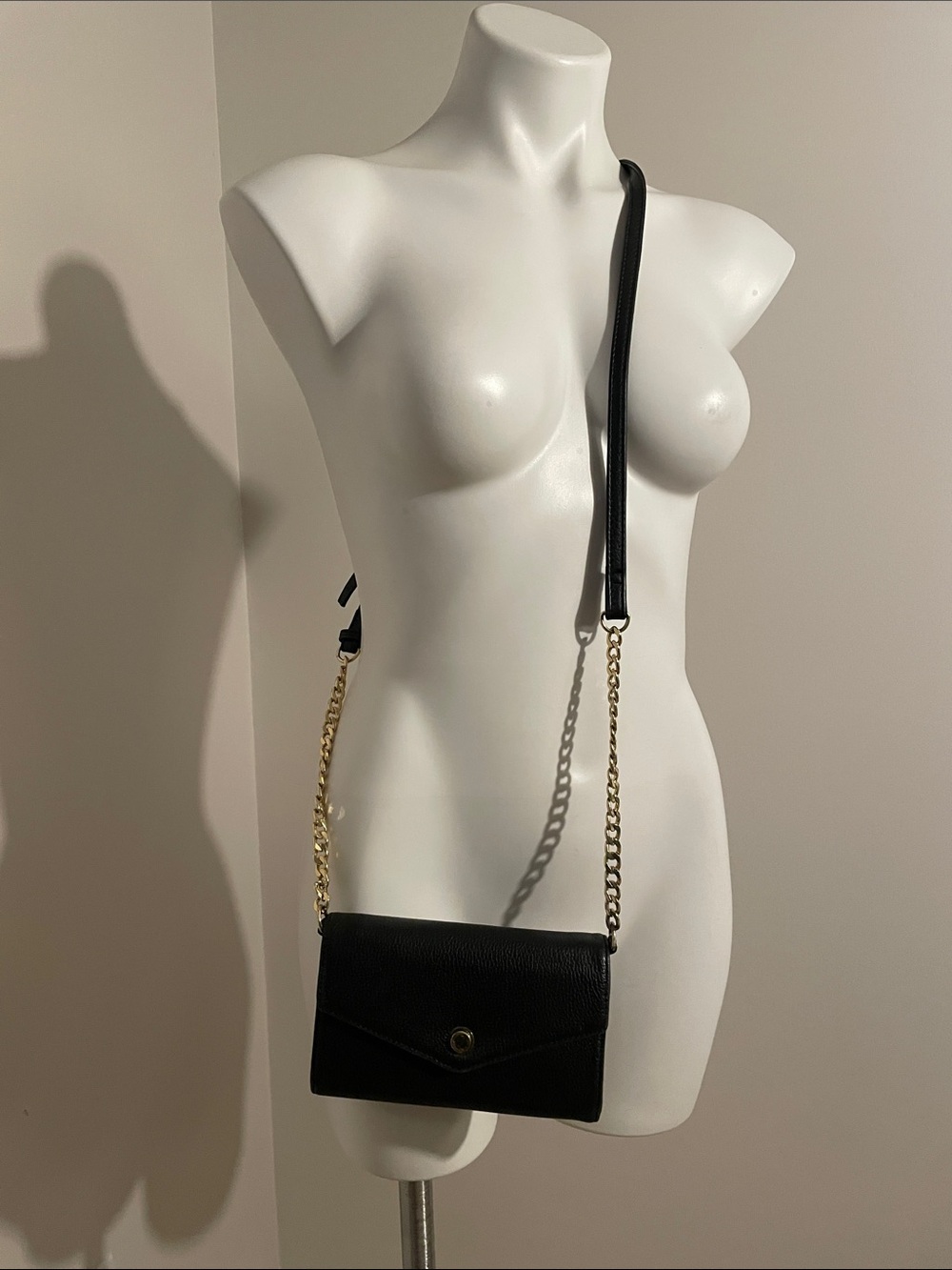 Stella & Max Black Crossbody Bag with Gold Chain Strap 7x4x1β